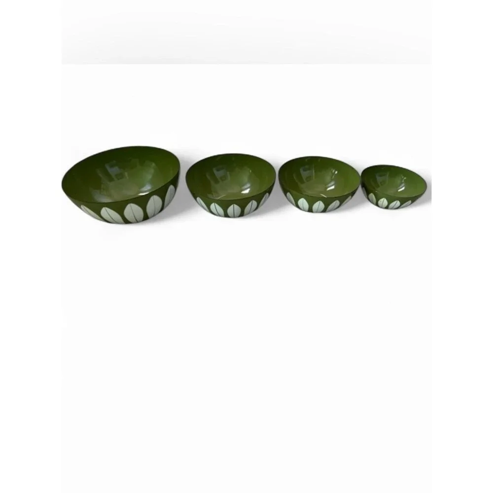 Catherineholm Set of 4 Mid Century Modern Avocado Green White Lotus Enamel Bowls